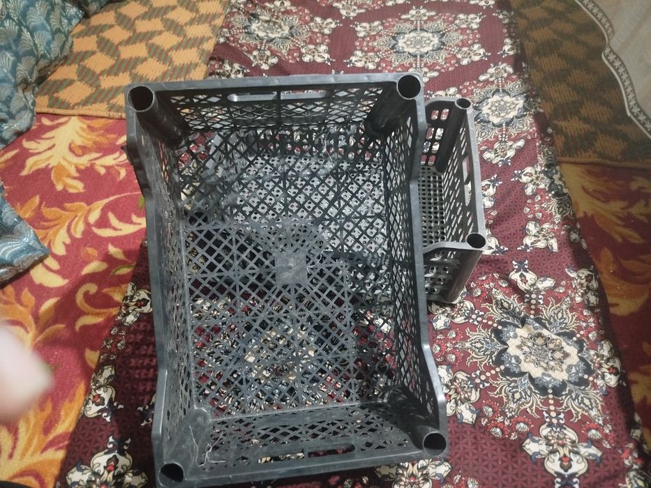 Plastik idishlar yashik