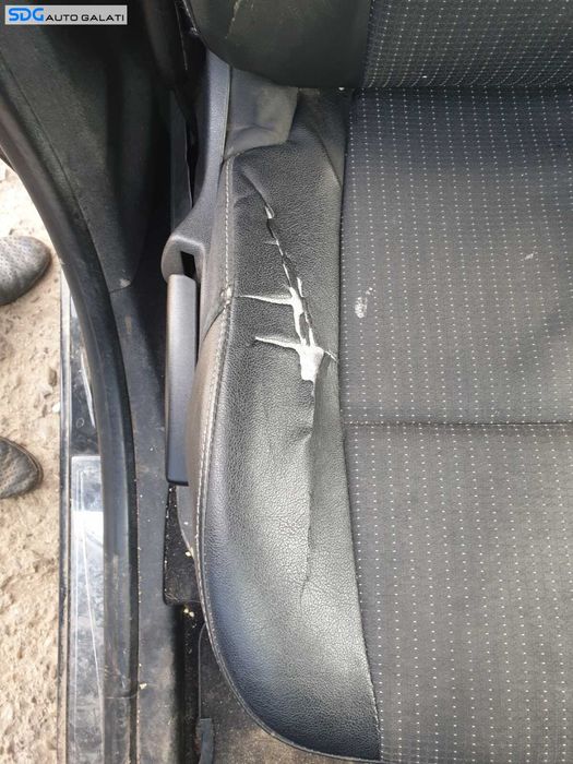 Scaun Semi Piele Textil Fara Incalzire cu Defect Dreapta Fata Renault Scenic 3 2009 - 2016 [C8690]