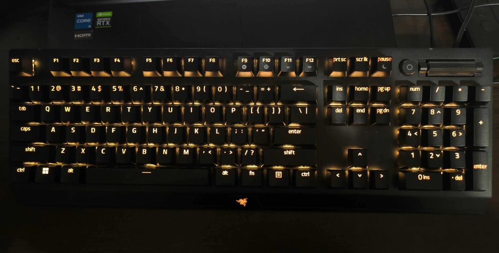 Механична клавиатура Razer Blackwidow V3 Full Size (Tactile) с регулируема RGB подсветка и плетен кабел