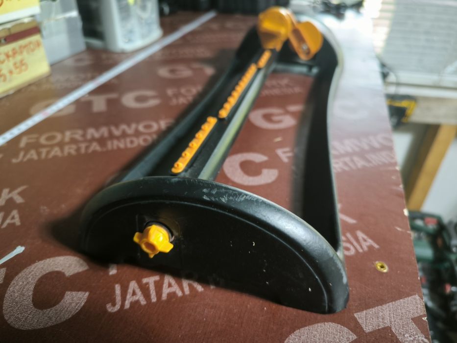 Метална разпръсквачка за градина | Fiskars