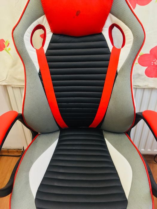 Scaun de gaming în stare foarte bună de vânzare la un preț foarte rezo