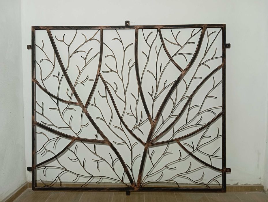 Метално пано за прозорец