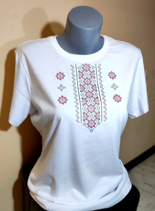 бродирани дамски тениски с българска шевица