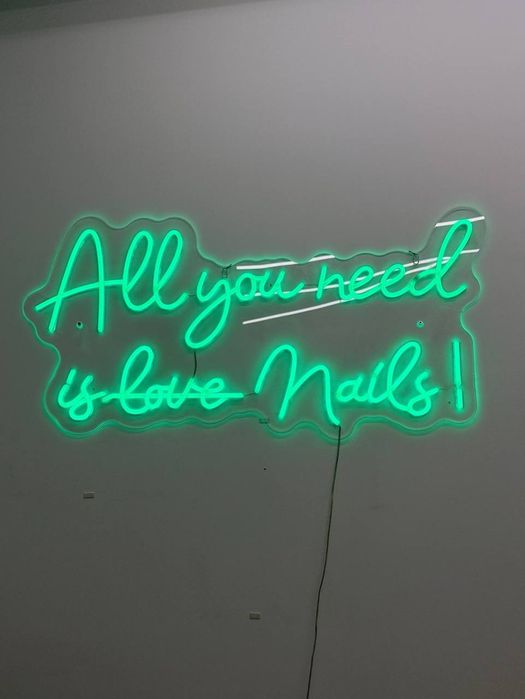 Неоновая вывеска для маникюрного салона.