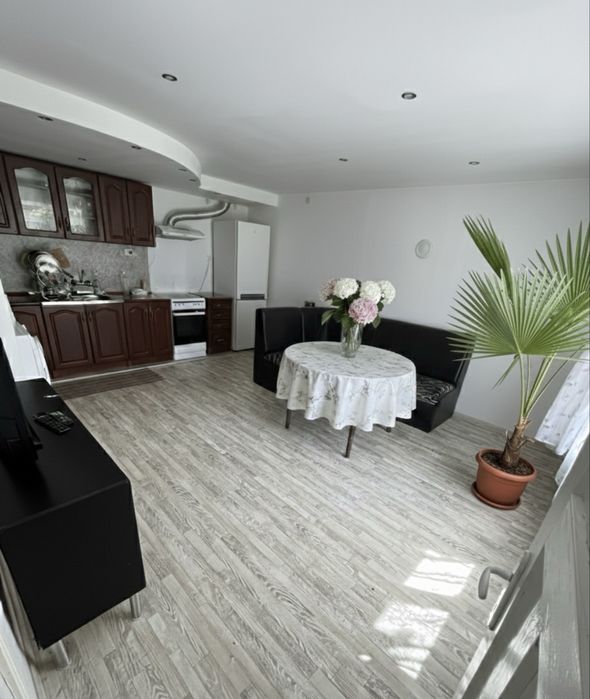 Квартира под наем къща под наем 2 етажа 3 спални 3 бани двор навес