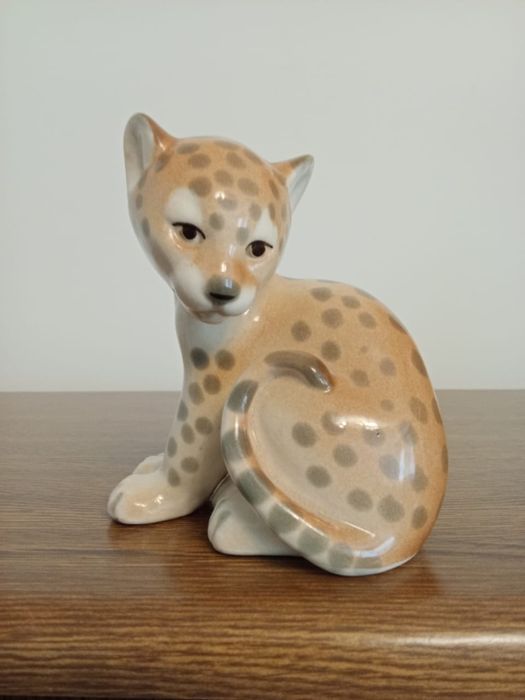 Продам фарфоровые статуэтки