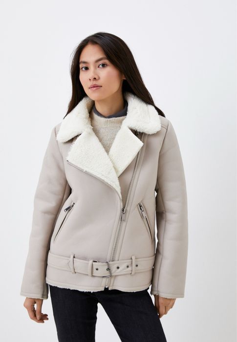 Бежевая дубленка