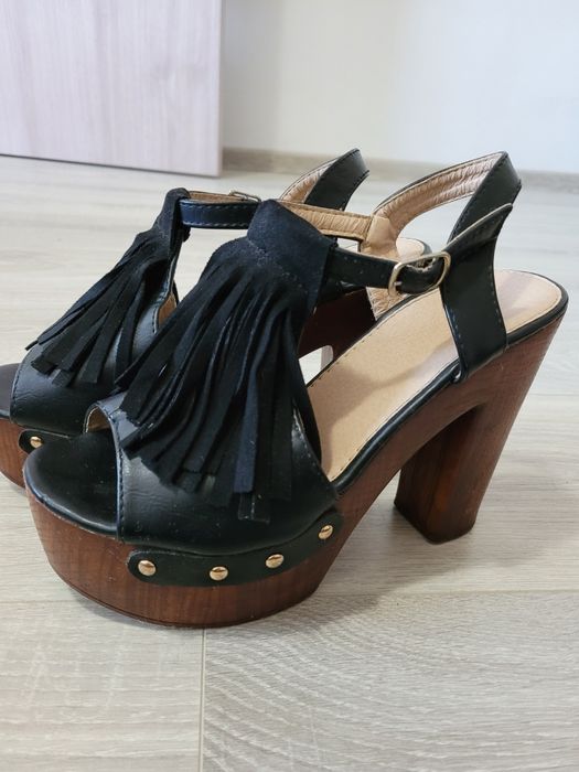 Sandale cu toc de vanzare