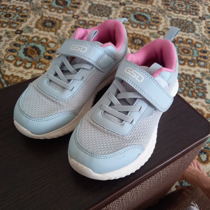 Продам детские кроссовки