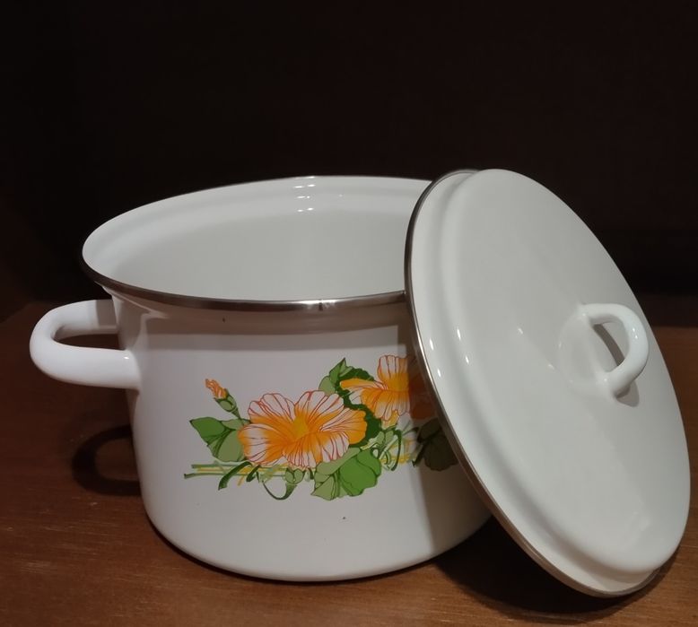 Кастрюля эмалированная на 3 л и эмалированное блюдо