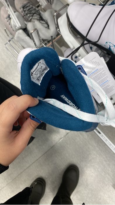 продам *почти новые коньки