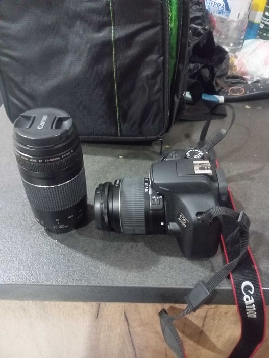 Canon 4000D + обективи 18-55 и 75-300 + раница+ +статив + книга