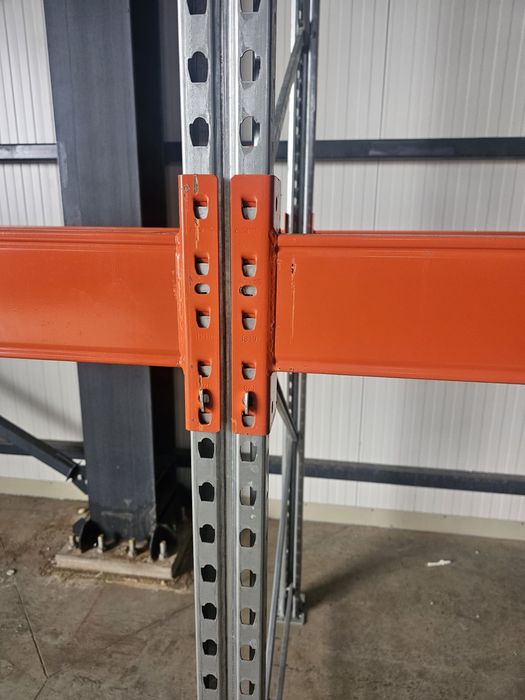 Vând rafturi metalice industriale pentru paleți - stare foarte bună!