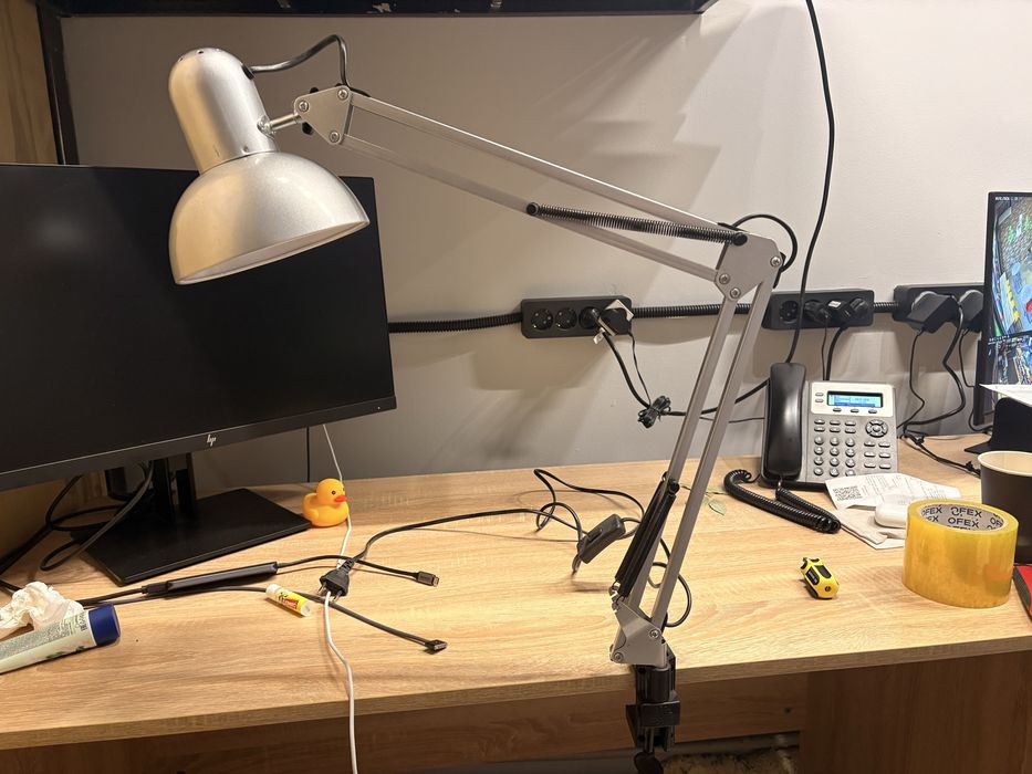Настольная лампа на струбцине