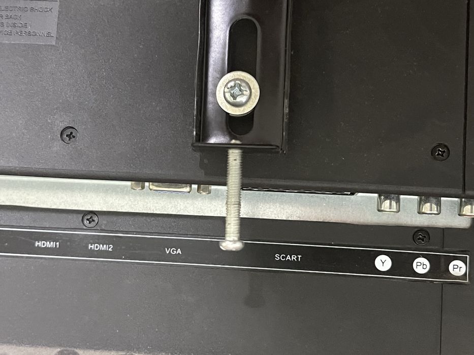 Телевизор LG и Elenberg с пультами