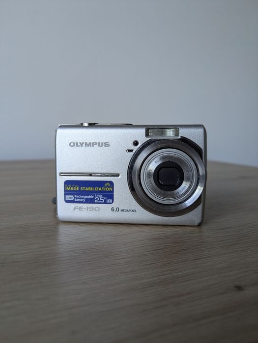 Olympus FE-190 РЕТРО СНИМКИ Стил Y2K (Year 2000) Дигитален Фотоапарат КАТО НОВ