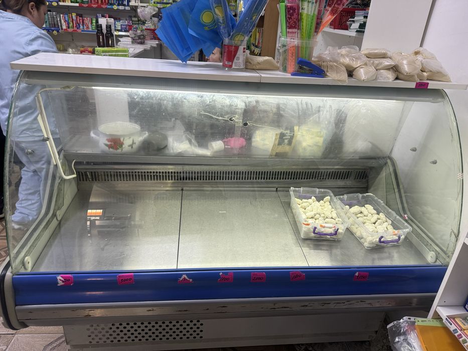 Продается витринный холодильник
