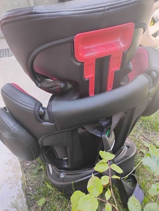 Bicicletă și scaun auto.
