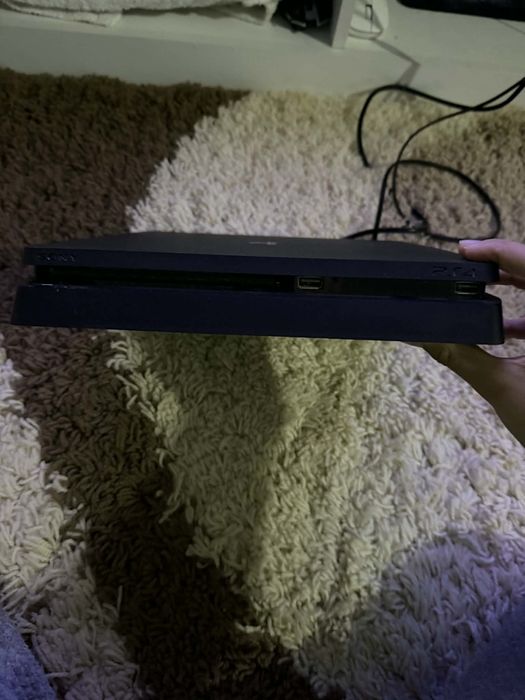 Vand ps4 slim ca o maneta si ca doua jocuri 800 lei