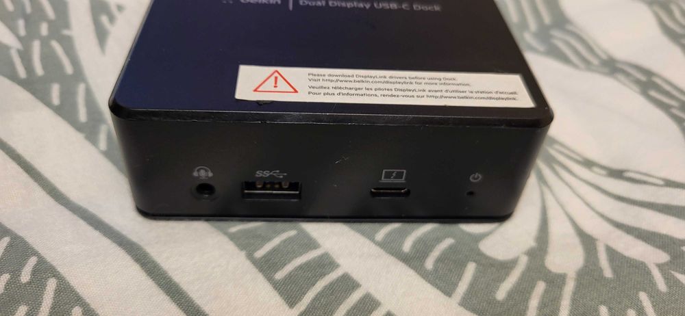 BELKIN Dual Display USB-C Dock se vinde cum se vede fara alte accesori  (Nu stiu ce e cu el nu e testat)