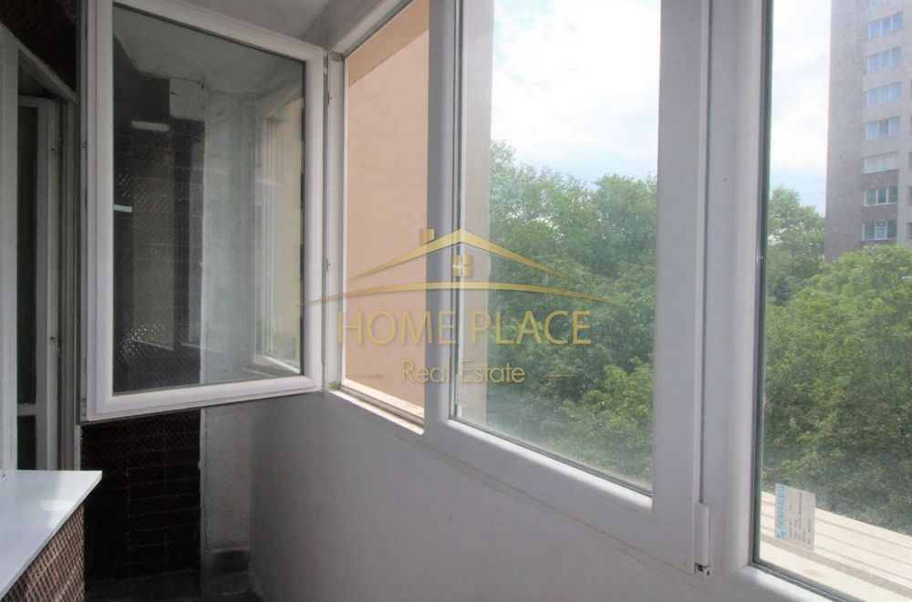 Просторен тристаен обзаведен апартамент до Спортна Зала.