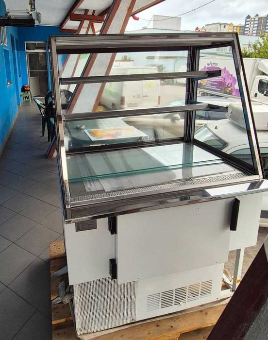 Сладкарска хладилна витрина