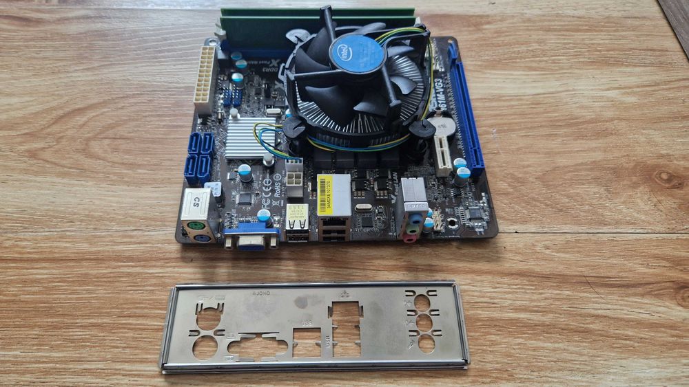 KIT i7-2600+Placa H61M-VG3+8GB+Cooler+Shield !! CA NOU !! la 250lei