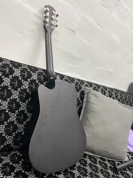 Гитара сотилади (окучтическая)