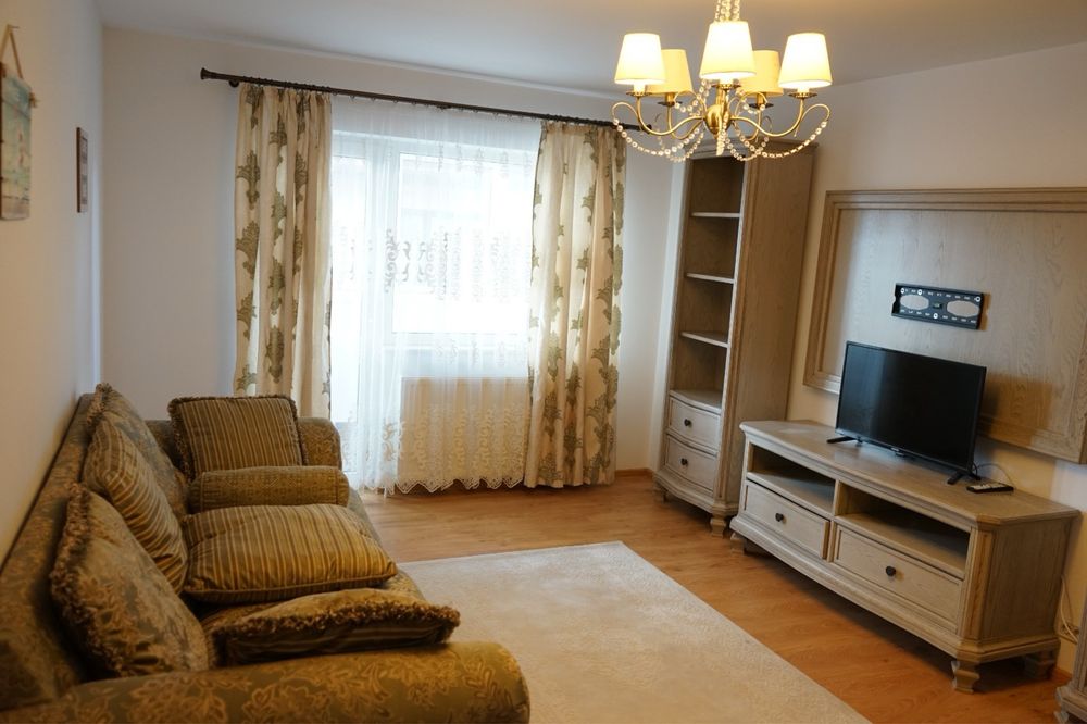 Apartament cu 3 camere de inchiriat, 2 balcoane, zona semicentrala