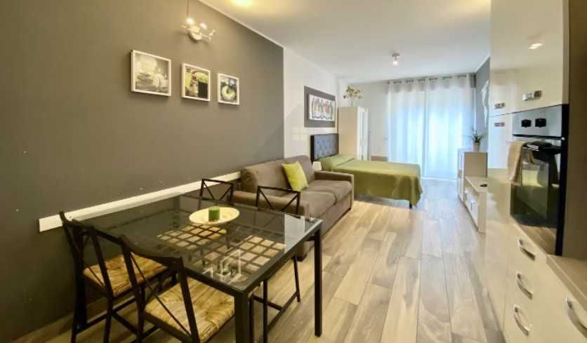 Дава се под наем Едностаен апартамент в Пловдив, Център - 28 кв.м за 153 € - Снимка #1