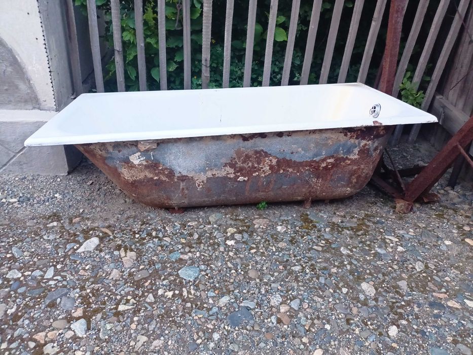 Продам ванну чугунную