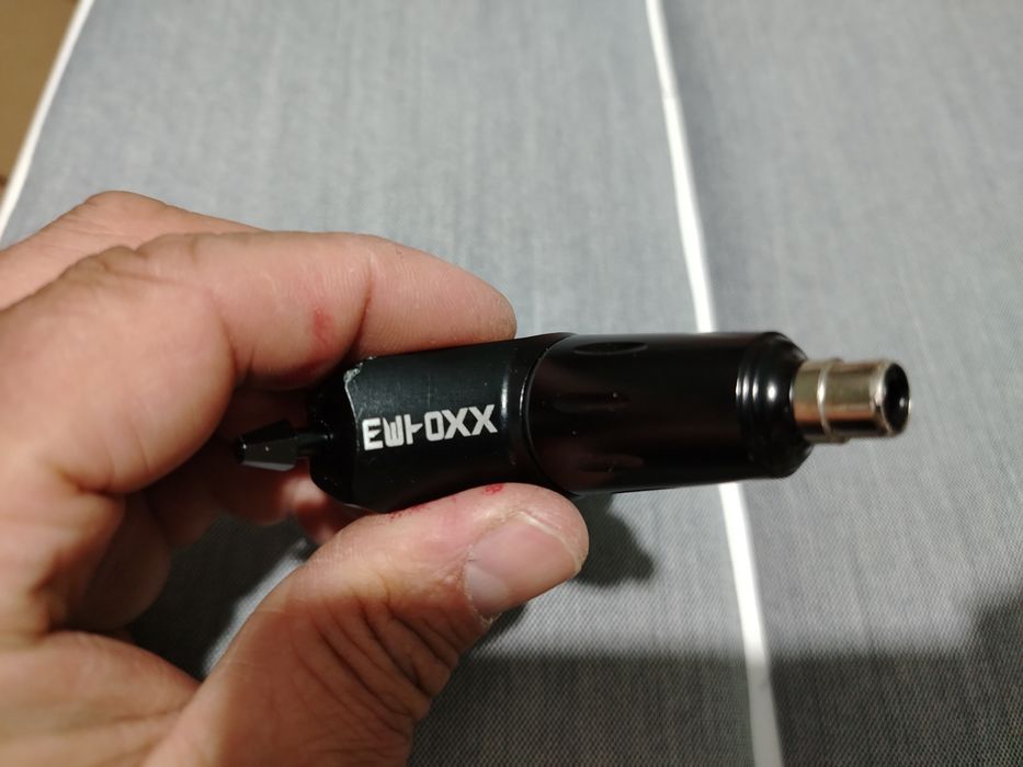 Aparat de tatuat rotativ, modelul Kwadron Equaliser Spike Mini 
Este nou