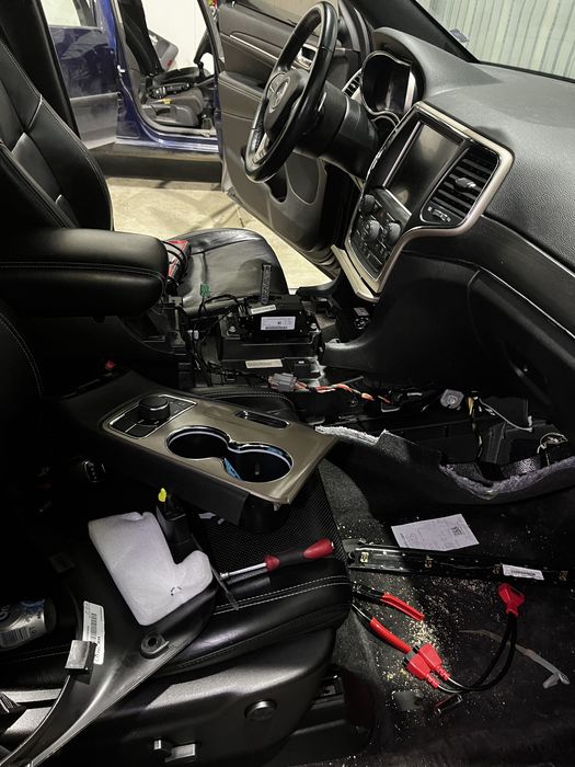 Услуги на автоелектрик. Монтаж на Android, монтаж на лещи за фарове