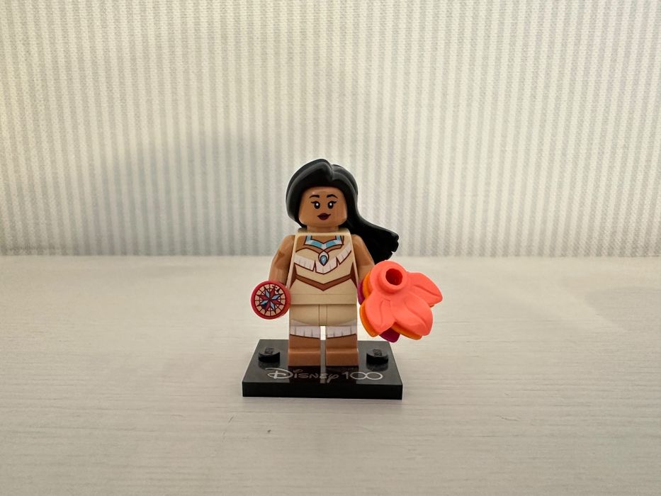 минифигурка Покахонтас из коллекции LEGO Disney 100