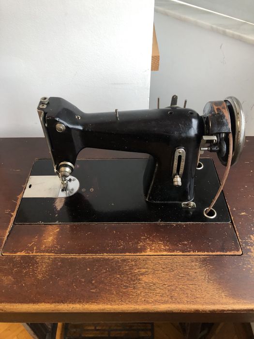 Vând masină de cusut veche, dar funcțională, românească.