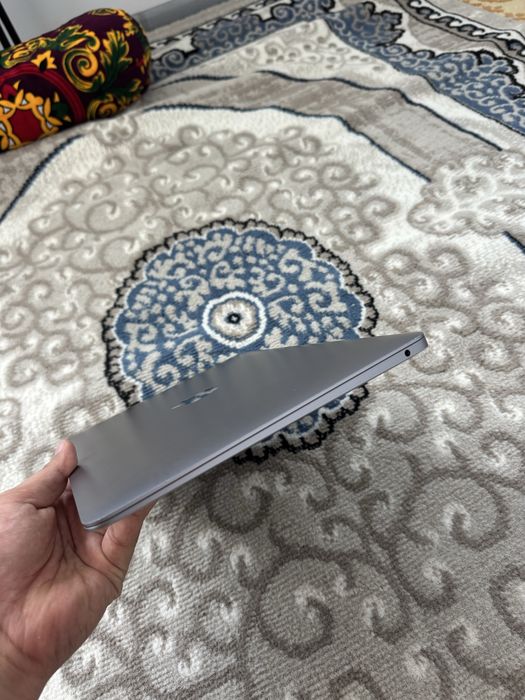 MacBook Air M1 ideal holatda