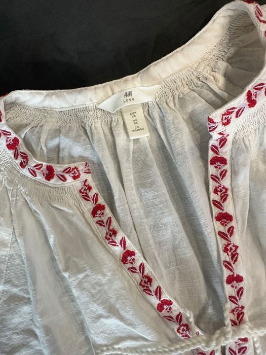 Бяла риза H&M с червени мотиви