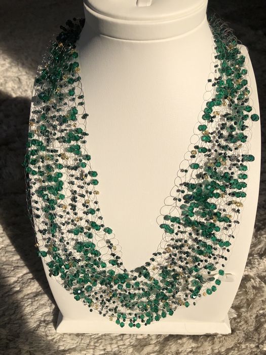 Колье из бисера и ювелирного стекла