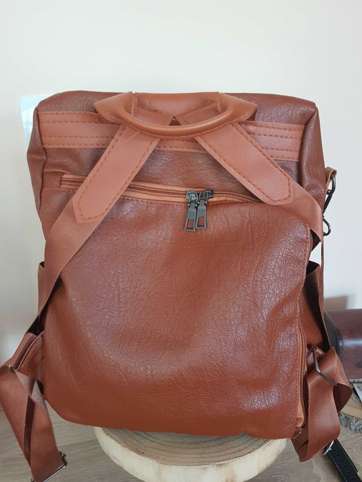 Дамска раница със задно закопчаване