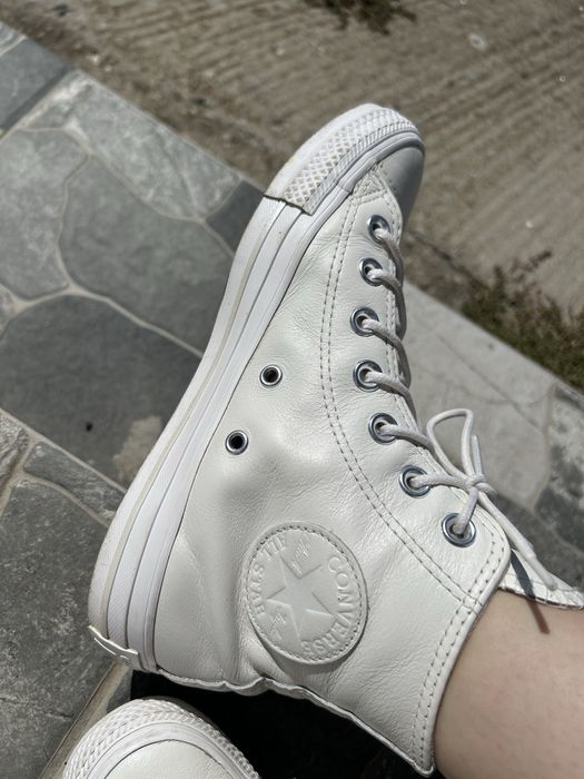 Converse alb de piele