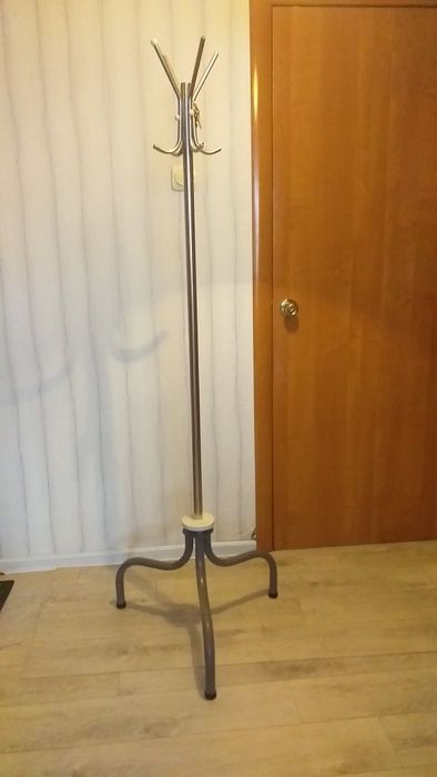 Вешалка железная напольная
