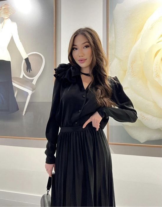 Черная рубашка с цветком