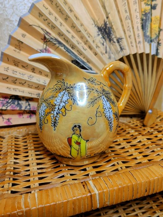 Ръчно рисувана латиера с гейша