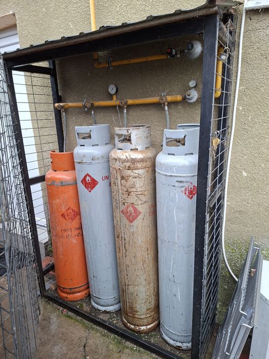 Vând 4butelii 80litri plus rampa gaz