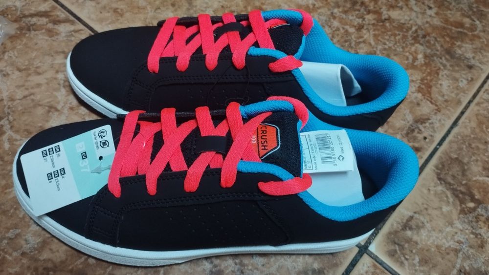 Adidași unisex neutilizați