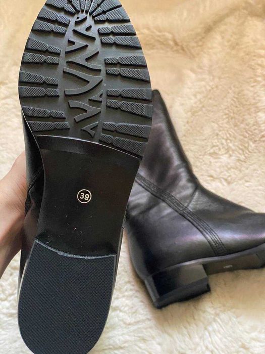 Новые кожаные сапоги