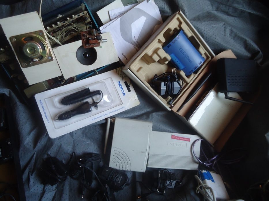 Набор зарядок от различной техники ноутбуки и телефоны и интернет