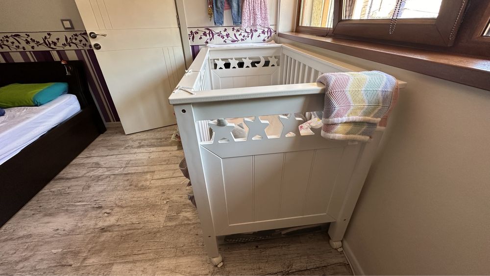 Бебешко легло с матрак и шкаф