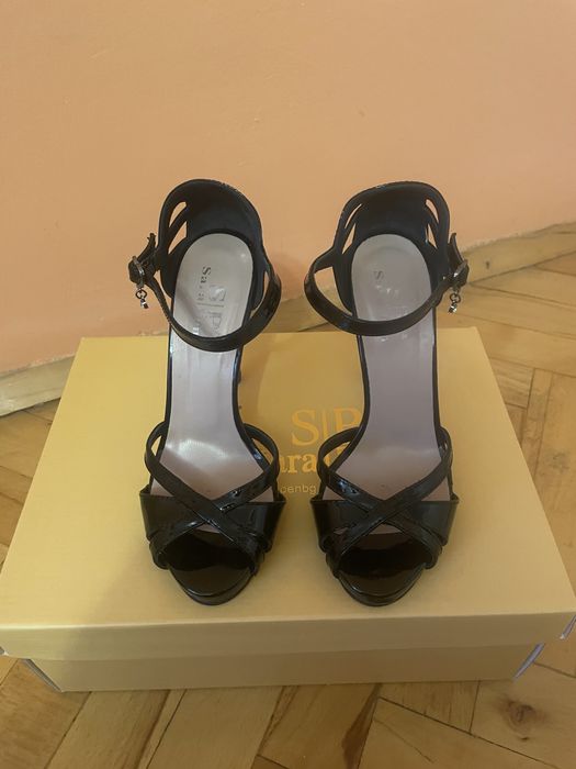 Лачени сандали с висок ток Sara Pen