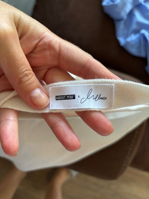 Ефектна рокля с открит гръб от About You XS-S